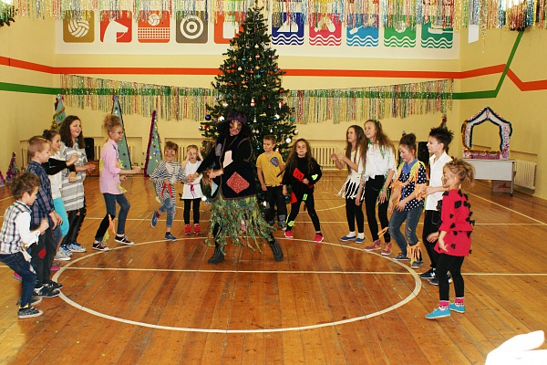 Раз, два, три! Елочка гори!