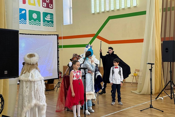 Новогодний спектакль "Новогоднее приключение Маши и Вити"