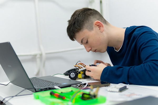 Мастер-класс образовательного центра «Шаг в будущее», посвященный сборке и программированию электронных устройств