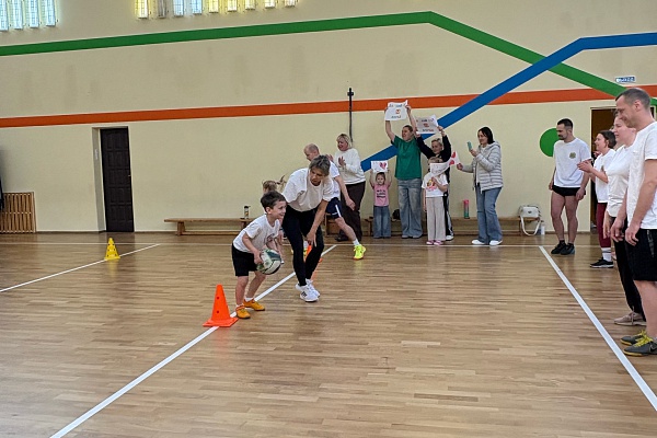 "Папа,мама,я - спортивная семья" - спортивно-оздоровительные соревнования среди семейных команд из дошкольных учреждений.