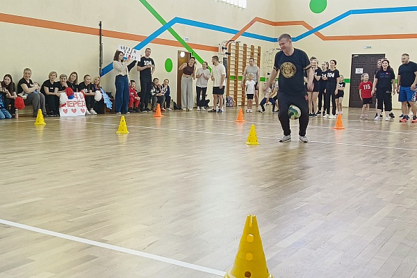 "Папа,мама,я - спортивная семья" - спортивно-оздоровительные соревнования среди семейных команд из дошкольных учреждений.