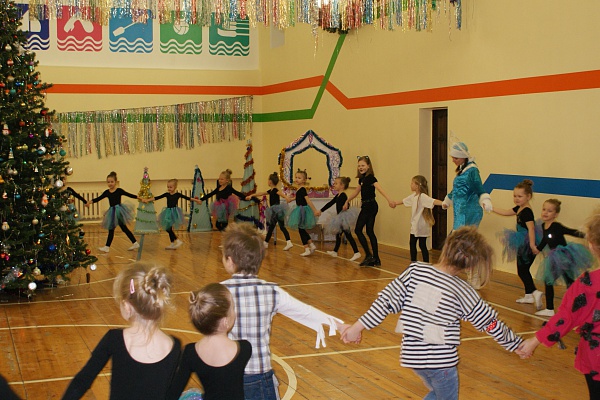 Раз, два, три! Елочка гори!