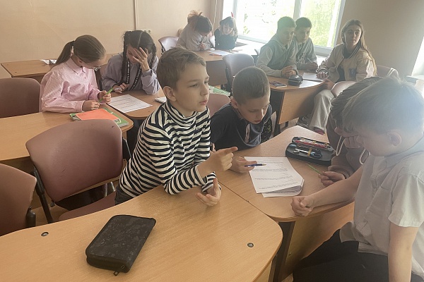 Интегрированной урок в объединениях по английскому языку, посвященному  Дню работника скорой помощи