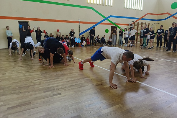 "Папа,мама,я - спортивная семья" - спортивно-оздоровительные соревнования среди семейных команд из дошкольных учреждений.