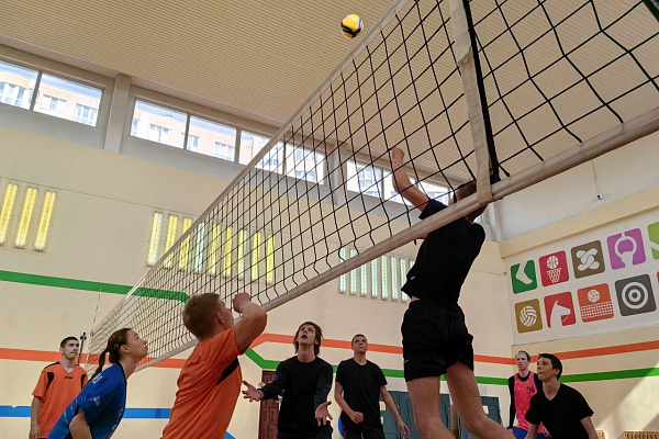 Товарищеский турнир по волейболу между командами МАУ ДО ГК ЦТР и ГО "Информационные технологии" и Калининградским колледжем управления 