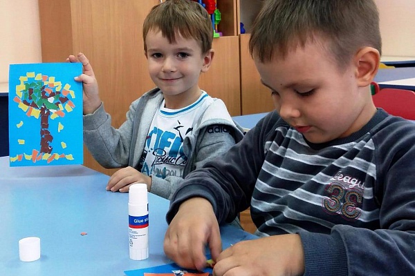 Осеннее дерево руками ребенка