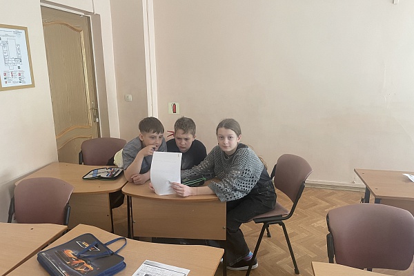 Интегрированной урок в объединениях по английскому языку, посвященному  Дню работника скорой помощи