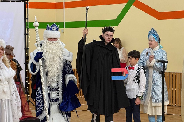 Новогодний спектакль "Новогоднее приключение Маши и Вити"