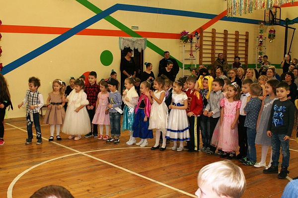 Раз, два, три! Елочка гори!