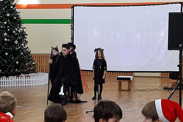 Новогодний спектакль "Новогоднее приключение Маши и Вити"