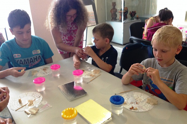 Герои сказок братьев Гримм, Андерсена, Гофмана лакомились этой сладостью