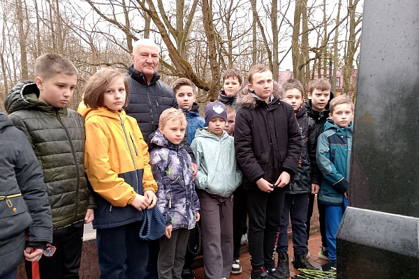Возложение цветов у Братской могилы советских воинов при штурме города-крепости Кёнигсберга