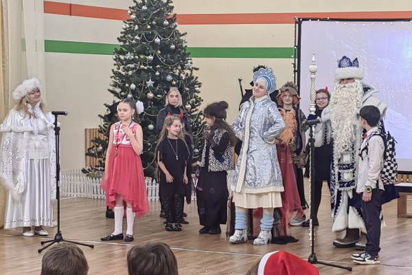 Новогодний спектакль "Новогоднее приключение Маши и Вити"